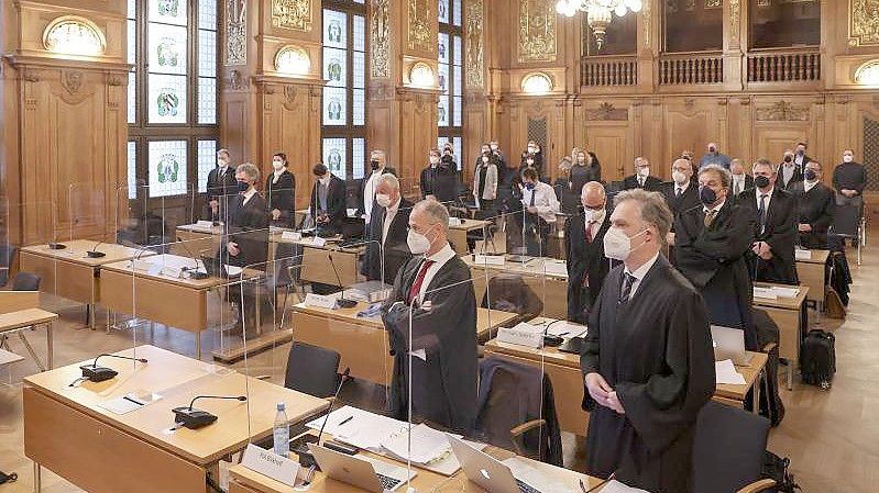 Anwälte der Verteidigung (r) und der Nebenklage (l) zu Beginn der Revisionsverhandlung vor dem 5. Strafsenat des BGH. Foto: Jan Woitas/dpa-Zentralbild/dpa