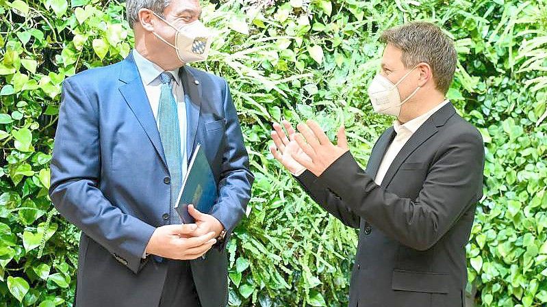 Bundeswirtschaftsminister Robert Habeck (r) im Gespräch mit dem bayerischen Ministerpräsidenten Markus Söder. Foto: Tobias Hase/dpa