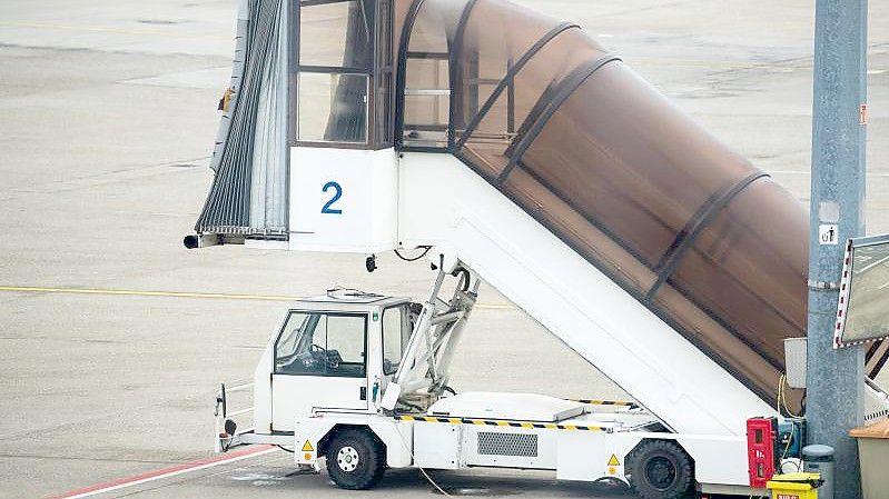 Wer auf dem Weg in oder aus einem Flugzeug auf einer Treppe stürzt, kann nach einem EuGH-Gutachten nicht automatisch auf Schmerzensgeld und andere Zahlungen hoffen. Foto: Daniel Karmann/dpa