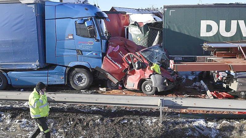 Massenkarambolage auf der Autobahn bei Horovice. Foto: Deml Ondrej/CTK/AP/dpa