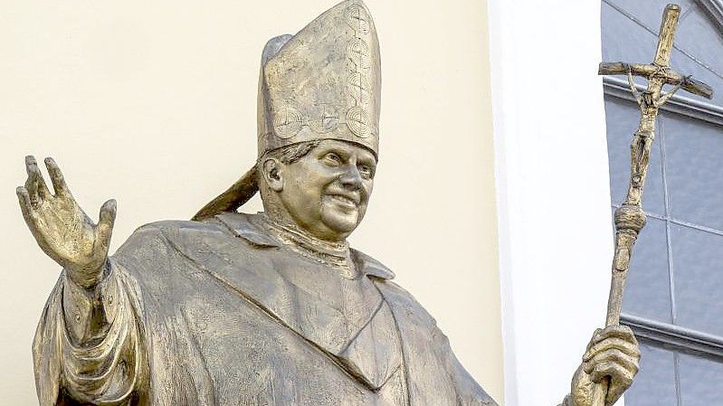 Eine Statue des emeritierten Papstes Benedikt XVI. am Kapellenplatz im Zentrum von Altötting. Foto: Peter Kneffel/dpa