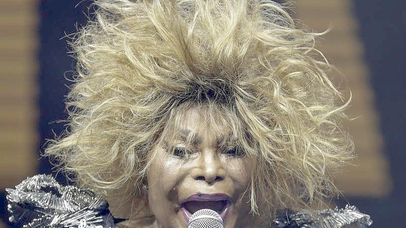 Elza Soares 2019 beim Musikfestival Rock in Rio. Jetzt ist die Sängerin gestorben. Foto: Leo Correa/AP/dpa