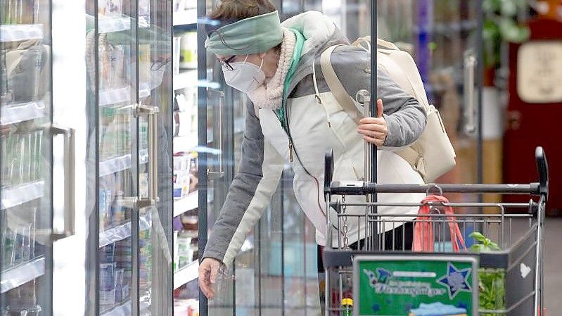 Einkaufen im Supermarkt: Haushalte in Deutschland sind je nach Einkommen und Anzahl der Haushaltsmitglieder unterschiedlich stark von den aktuellen Preissteigerungen betroffen. Foto: Sven Hoppe/dpa