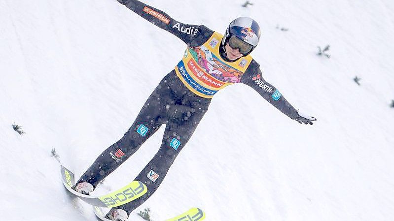 Der deutsche Skispringer Andreas Wellinger ist positiv auf Corona getestet worden. Foto: Georg Hochmuth/APA/dpa