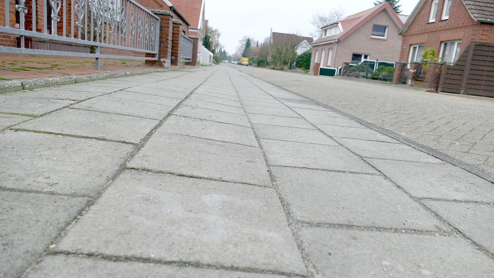 Am Neuen Weg in Rhauderfehn sind seit einiger Zeit die Schatten eines Hakenkreuzes zu sehen. Foto: Wieking