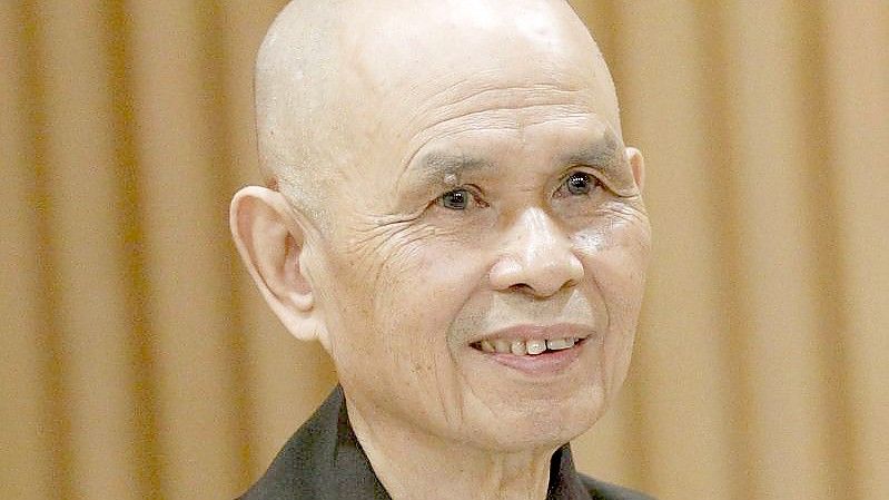 Der vietnamesische zen-buddhistische Mönch Thich Nhat Hanh ist gestorben. (Archivbild). Foto: Narong Sangnak/EPA/dpa