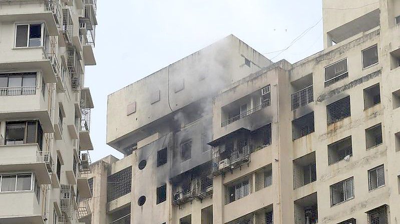 Feuer in einem 19-stöckigen Gebäudein Mumbai. Foto: Emmanual Yogini/AP/dpa