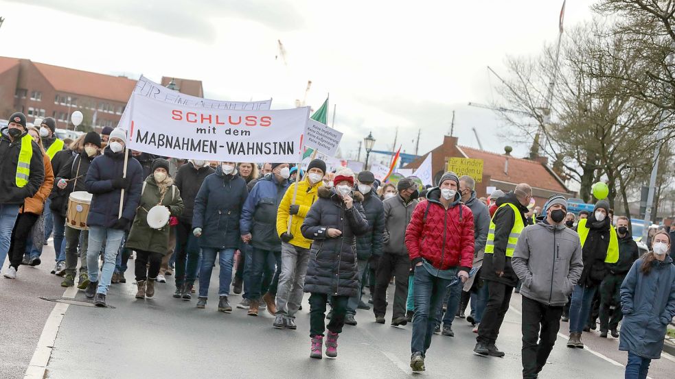 Protestmarsch in Emden: Am Sonnabend demonstrierten rund 300 Gegner der Corona-Maßnahmen. Foto: Hock