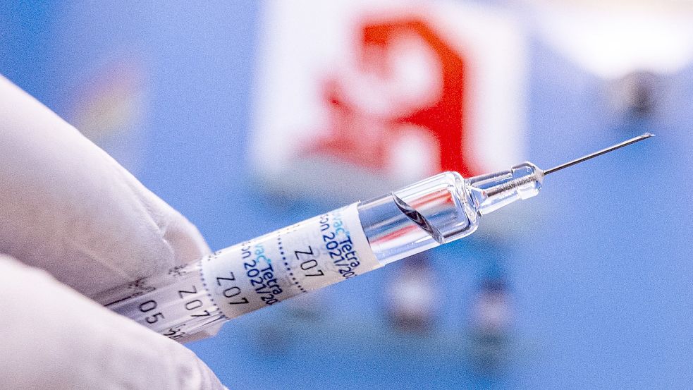 Auch Zahnärzte und Apotheker dürfen gegen das Corona-Virus impfen – Zahnärzte diskutieren jetzt auch mit, wenn es um die Impfpflicht von ihnen oder gar von allen Bürgern geht. Foto: David Inderlied/dpa