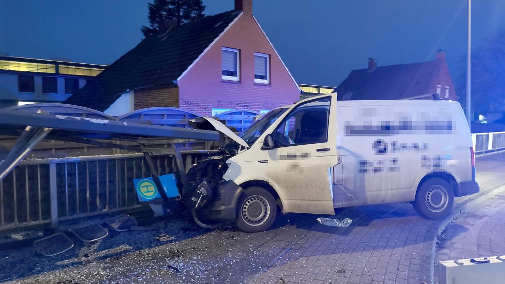 Ein Kleintransporter ist am Montagmorgen in eine Bushaltestelle in der Auricher Straße gefahren. Fotos: Feuerwehr Emden