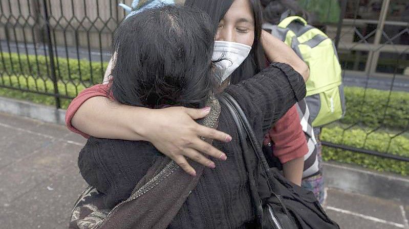 Frauen umarmen sich vor dem Obersten Gerichtshof in Guatemala-Stadt. Foto: Moises Castillo/AP/dpa