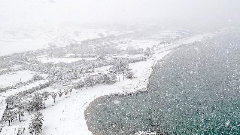 Ganz in weiß: Der Strand an der Südküste von Athen. Foto: Lefteris Partsalis/XinHua/dpa