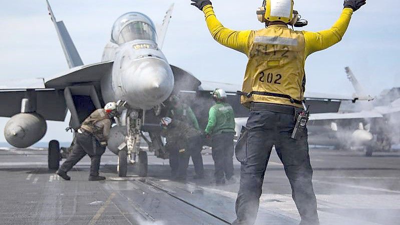 Normalerweise ist die Landung eines Kampfflugzeugs auf dem Deck eines Flugzeugträgers eine Routineangelenheit. Foto: M. Castellan/U.S. Navy/AP/dpa/Archiv