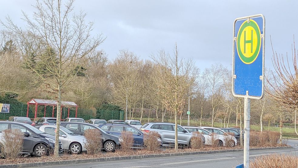 Am Busbahnhof der KGS Wiesmoor werden zusätzliche Parkplätze geschaffen. Das ist eine Grundvoraussetzung für weitere Maßnahmen zur Verbesserung der Verkehrslage rund um die KGS. Foto: Homes