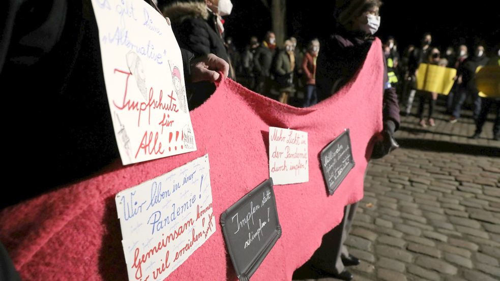 Vielerorts in Ostfriesland regt sich mittlerweile Protest gegen die „Spaziergänge“ und Demonstrationen der Maßnahmenkritiker. So fand am vergangenen Montag eine Menschenkette mit mehr als 300 Teilnehmern auf dem Norder Marktplatz statt. Foto: Hock