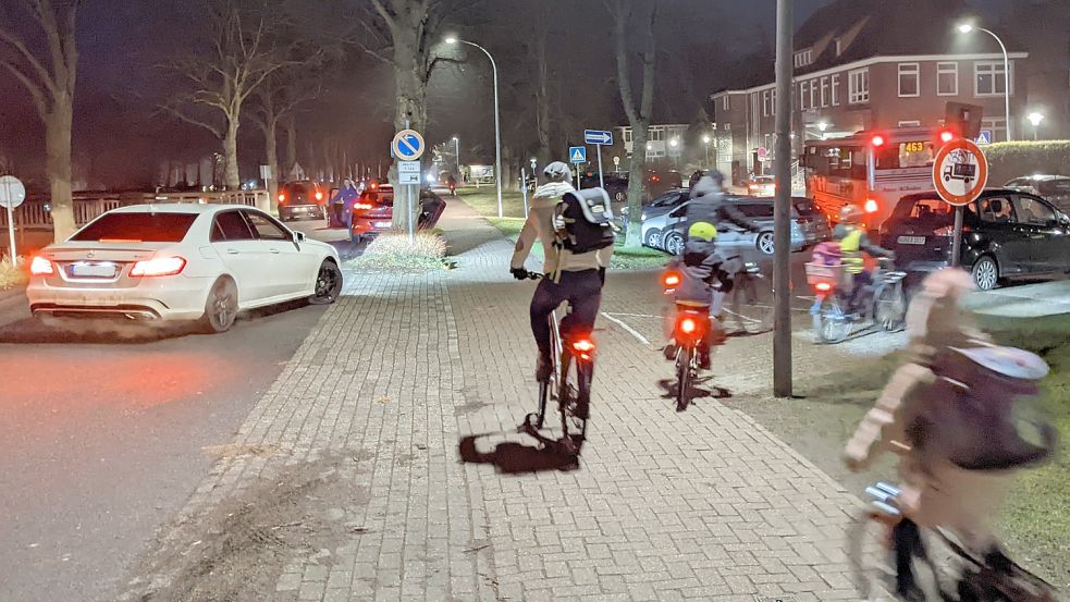 Abbiegende Autos, Fahrräder, aussteigende Autofahrer und Fußgänger (hier allerdings nicht zu sehen): Die Situation vor Schulbeginn am alten Busbahnhof in Wiesmoor ist teils sehr undurchsichtig. Foto: Homes