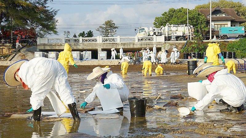 Verschmutzter Strand in Thailand: Nun weiß man, dass viel mehr Röhöl ausgeflossen ist als angenommen. Foto: Athens Zaw Zaw/dpa