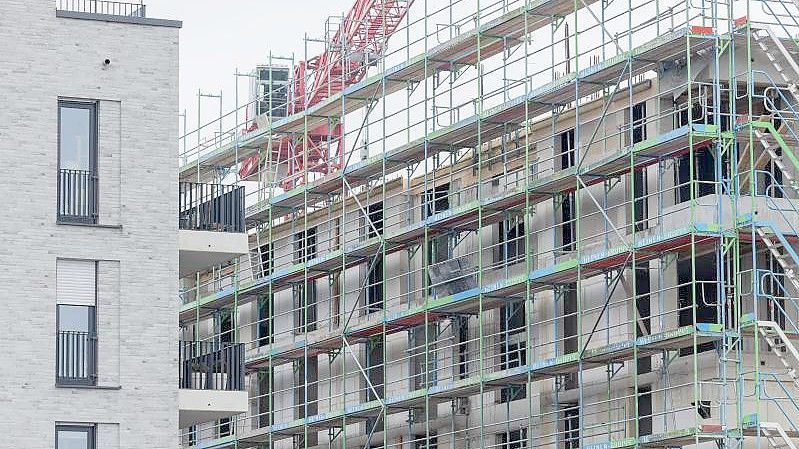 Neubauwohnungen, die nach dem KfW-Förderprogramm für Effizienzhäuser KfW55 der Kreditanstalt für Wiederaufbau entstanden sind und entstehen, aufgenommen im Stadtteil Ehrenfeld in Köln. Foto: Rolf Vennenbernd/dpa