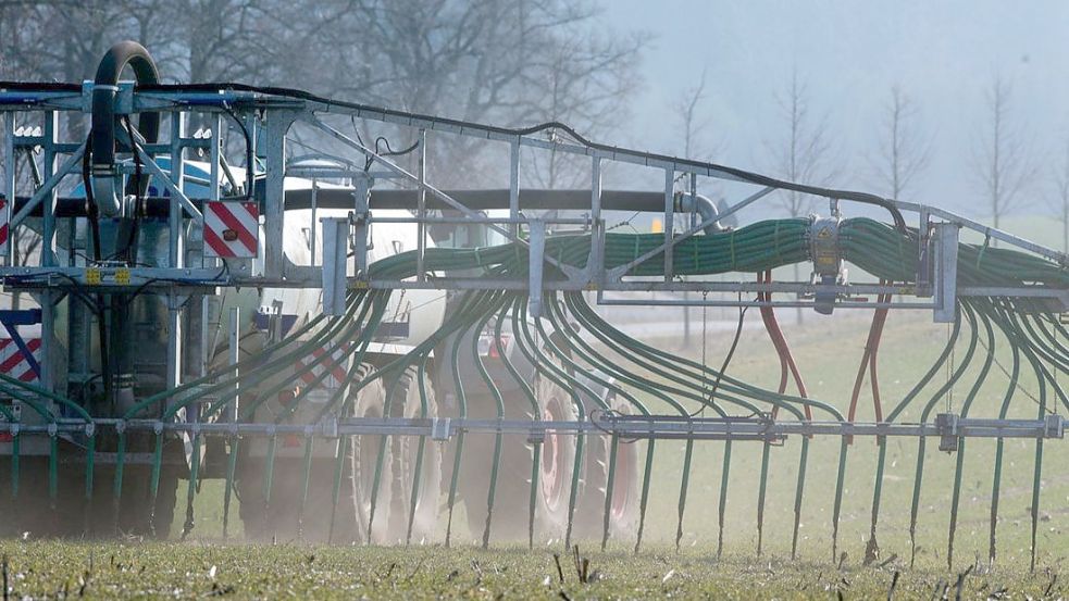 Ein Landwirt bringt Gülle auf einem Acker aus. Der natürliche Dünger gilt als einer der Hauptverursacher der Nitratbelastung des Grundwassers. Niedersachsen exportiert jährlich zig Tausende Tonnen. Foto: Jens Büttner/dpa