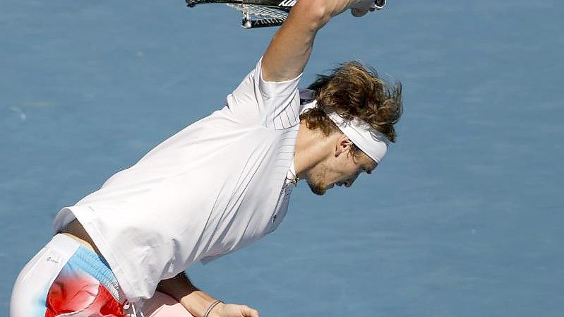 Alexander Zverev schlägt im Achtelfinale der Australian Open frustriert seinen Schläger kaputt. Foto: Tertius Pickard/AP/dpa