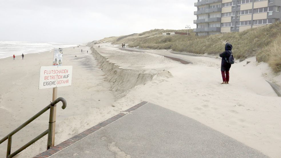 Das Sturmtief „Nadia“ hat deutliche Sandverluste auf den Ostfriesischen Inseln verursacht. Auf Wangerooge wurden Zehntausende Kubikmeter weggespült. Foto: Kuchenbuch-Hanken/dpa