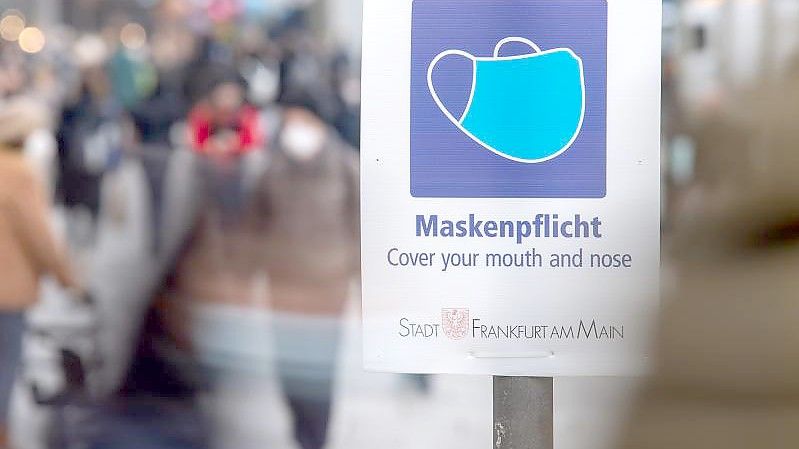 Ein Schild weist auf der Einkaufsstraße Zeil auf die Maskenpflicht hin. Foto: Sebastian Gollnow/dpa