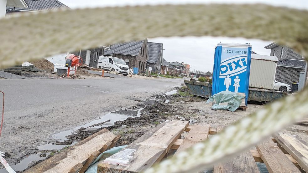 Im Neubaugebiet am Amselweg sind bereits einige Neubauten bezogen worden, manche befinden sich noch in der Bauphase. Fotos: Homes