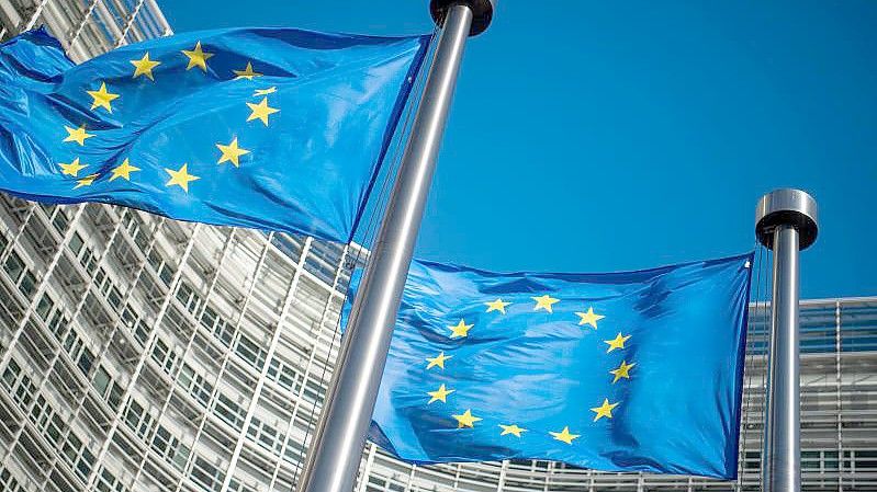 Flaggen der Europäischen Union wehen im Wind vor dem Berlaymont-Gebäude, dem Sitz der Europäischen Kommission. Foto: Arne Immanuel Bänsch/dpa