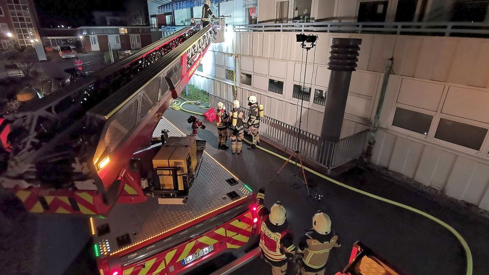 Einsatz am frühen Freitagmorgen: Um von außen an das betroffene Patientenzimmer im St. Josefs-Hospital zu gelangen, kam die Drehleiter der Feuerwehr zum Einsatz. Foto: Feuerwehr Cloppenburg