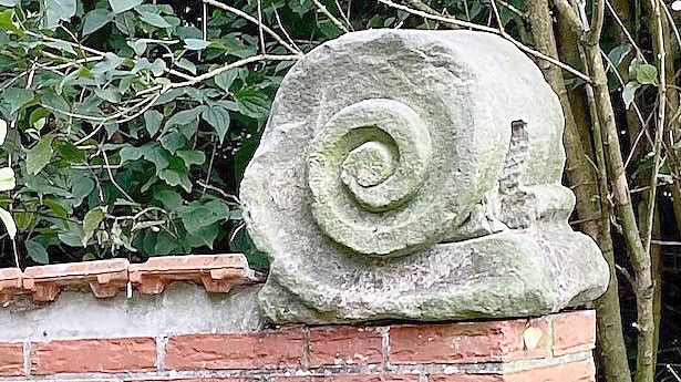 In Greetsiel haben Unbekannte diesen historischen Sandsteinabschluss gestohlen. Foto: privat