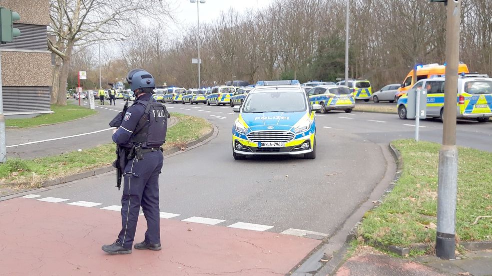 Die Kölner Polizei ist im Großeinsatz vor einer Schule wegen einer mutmaßlichen Gefährdungslage. Zahlreiche Einsatzkräfte sind vor Ort. Foto: dpa/Thomas Banneyer