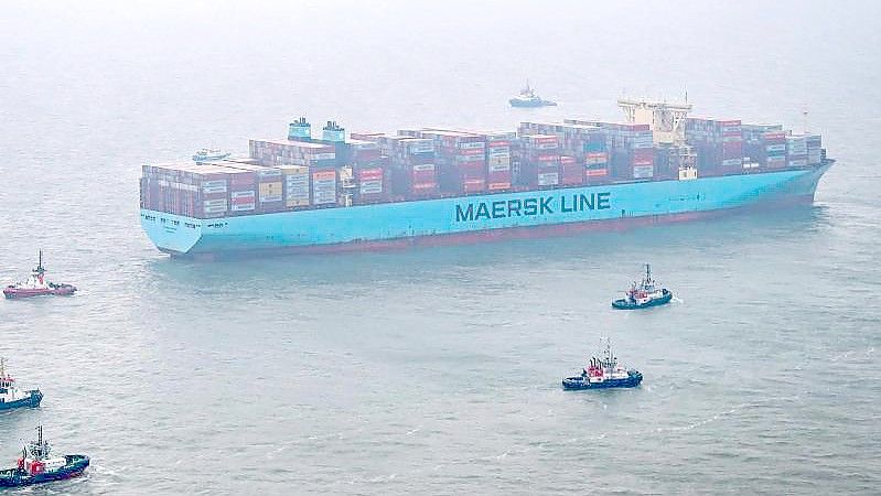 Das 400 Meter lange Containerschiff hatte sich nördlich der ostfriesischen Insel Wangerooge festgefahren. Foto: Sina Schuldt/dpa