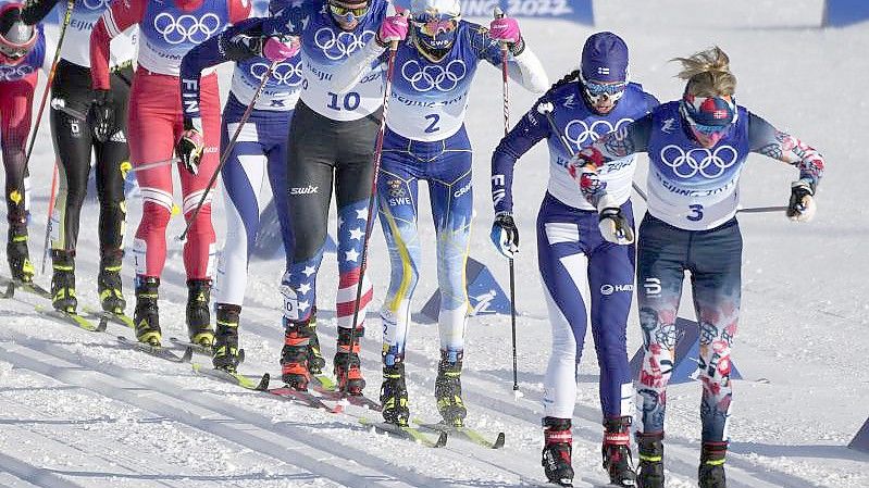 Die Norwegerin Therese Johaug (r) führt das Feld im Skiathlon an. Foto: Aaron Favila/AP/dpa