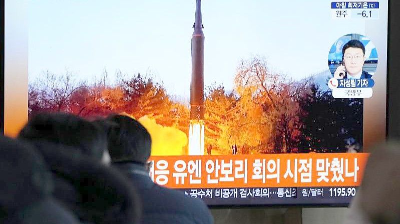 Menschen schauen sich im Bahnhof von Seoul eine Nachrichtensendung an, in der ein nordkoreanischen Raketenstart gezeigt wird (Archivbild). Foto: Ahn Young-Joon/AP/dpa