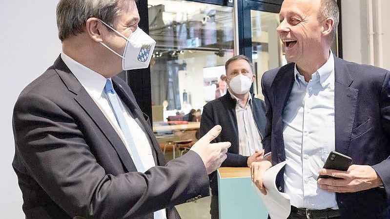 Markus Söder (l) begrüßt Friedrich Merz bei der Klausurtagung der CSU-Landesgruppe des Deutschen Bundestages. Foto: Bernd von Jutrczenka/dpa