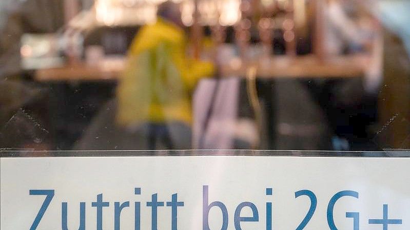 „Zutritt bei 2G+“ steht an der Tür einer Gaststätte (Symbolbild). Foto: Sebastian Gollnow/dpa