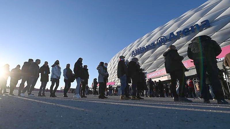 Die Fans stehen vor der Allianz Arena an. Foto: Sven Hoppe/dpa