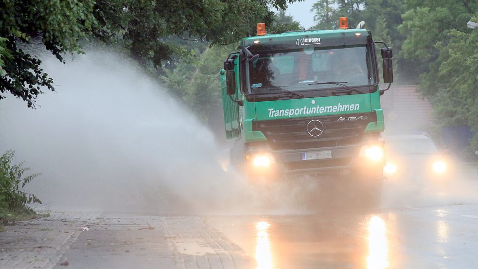 Das Wochenende hatte viel Regen gebracht. Dass so wenig passiert ist, nennt Helmut Schneider vom Entwässerungsverband Aurich „Glück“. Foto: Ortgies