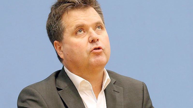 Jürgen Dusel, Beauftragter der Bundesregierung für die Belange von Menschen mit Behinderungen, beantwortet in der Bundespressekonferenz Fragen von Journalisten. Foto: Wolfgang Kumm/dpa