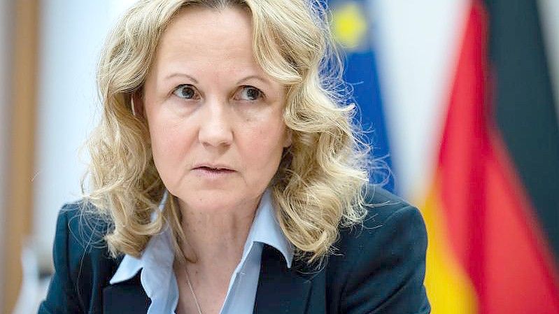 Vor dem Hintergrund des aktuellen Bieterstreits um die Schufa hat Bundesverbraucherschutzministerin Steffi Lemke (Grüne) mehr Transparenz bei der Wirtschaftsauskunftei gefordert. Foto: Bernd von Jutrczenka/dpa