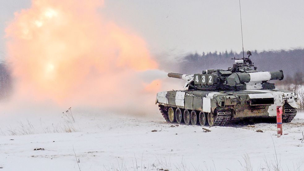 Auf diesem vom Pressedienst des russischen Verteidigungsministeriums veröffentlichten Foto feuert ein Panzer während einer Militärübung. Foto: dpa/Russian Defense Ministry Press Service