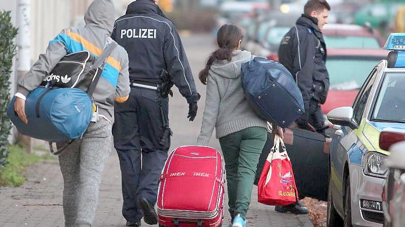 Abgelehnte Asylbewerber werden zum Transport zum Flughafen abgeholt. Foto: Sebastian Willnow/dpa-Zentralbild/dpa