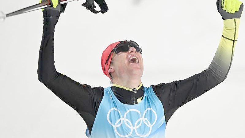 Kombinierer Vinzenz Geiger jubelt über seinen Olympiasieg. Foto: Hendrik Schmidt/dpa