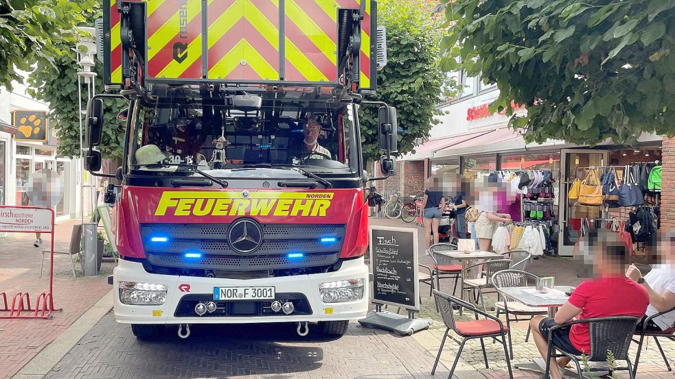 Auch in der Fußgängerzone wird es für die Feuerwehr eng, wie sie in diesem Bild nachgestellt hat. Foto: Archiv