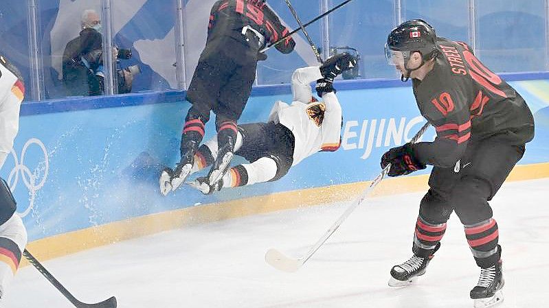 Marco Nowak (M) hatte sich im Spiel gegen Kanada verletzt. Foto: Peter Kneffel/dpa