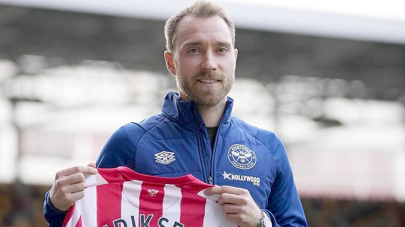 Brentfords dänischer Neuzugang Christian Eriksen hält bei seiner offiziellen Präsentation sein Trikot in den Händen. Foto: Matt Dunham/AP/dpa