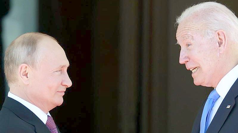 Wladimir Putin (l) und Joe Biden bei ihrem Treffen in der "Villa la Grange" in Genf im vergangenen Sommer. Foto: Denis Balibouse/Pool Reuters/dpa