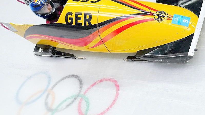 Laura Nolte rast im Monobob durch den olympischen Eiskanal. Foto: Michael Kappeler/dpa