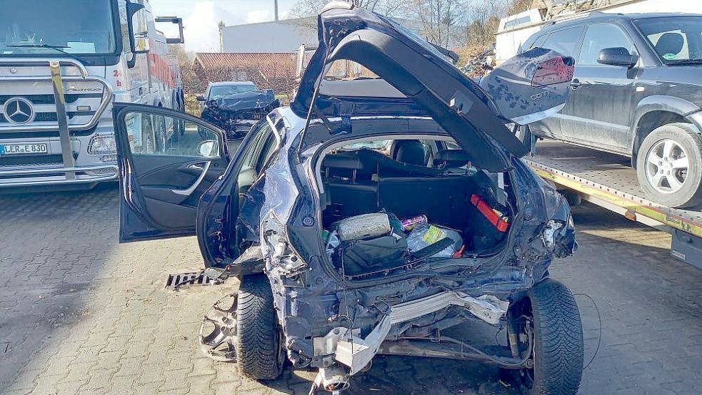 Mit diesem Opel Astra waren Sebastian Penning und Chris Ulferts unterwegs, als ein 33 Jahre alter Rhauderfehner auf der Flucht vor der Polizei auf ihren Wagen aufgefahren ist. Der Kofferraumbereich ist komplett verformt. Das Auto von Chris Ulferts ist ein Totalschaden. Foto: Ulferts