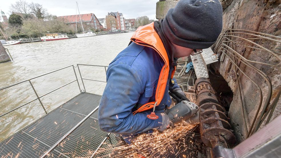 Die Schrauben an der Verriegelung der Rathausbrücke lassen sich nicht mehr lösen. Foto: Ortgies